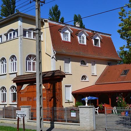 Nosztalgia Hotel Balatonszarszo Exterior photo