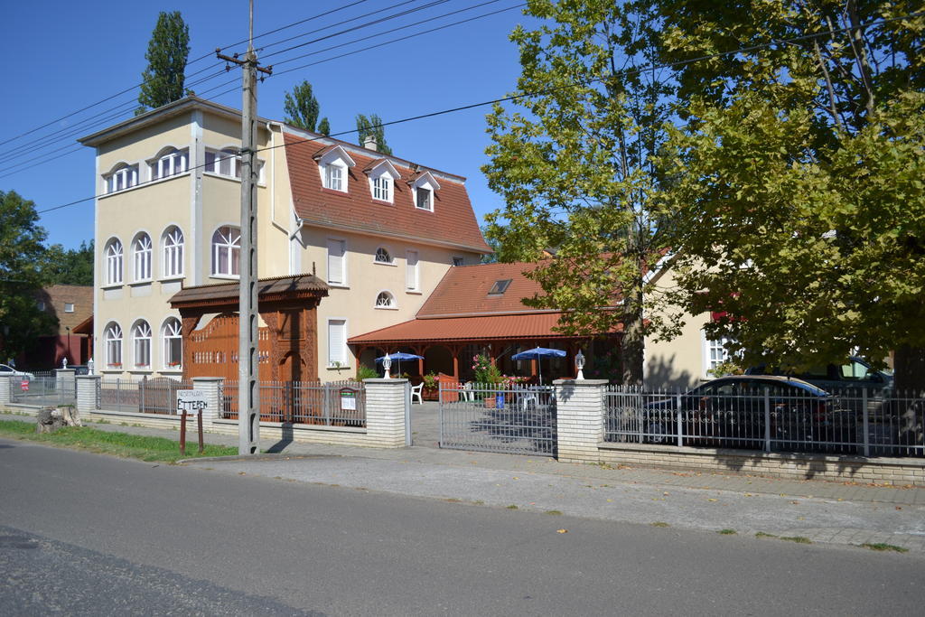 Nosztalgia Hotel Balatonszarszo Exterior photo