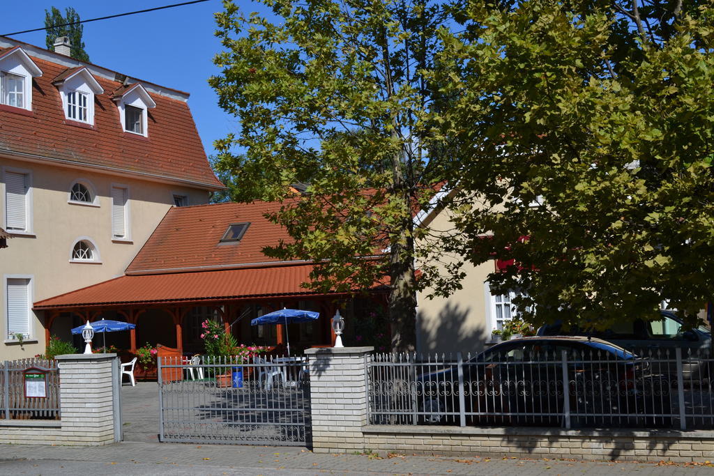 Nosztalgia Hotel Balatonszarszo Exterior photo